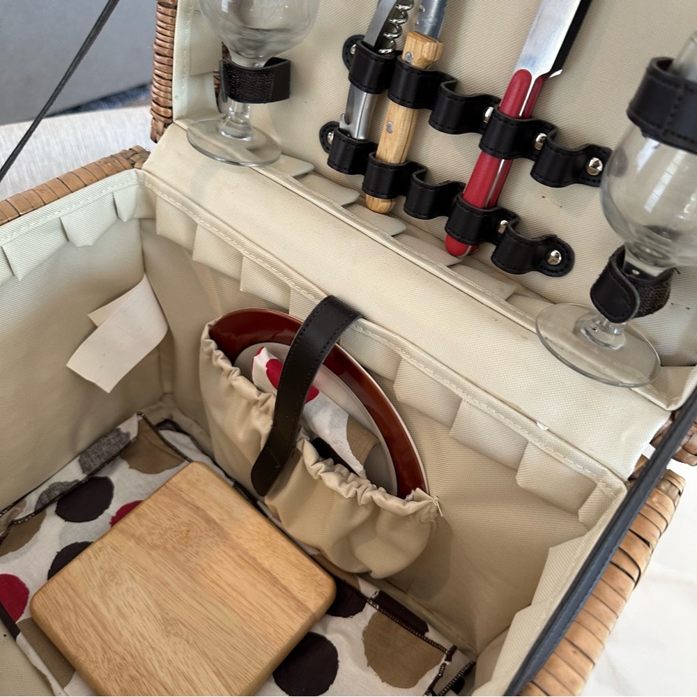 Picnic Time Yellowstone Deluxe Picnic Badket